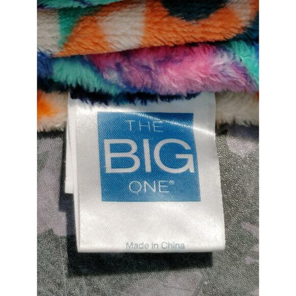 The Big One Oversized Disney Lilo & Stitch Faux Fur Throw Blanket Multicolor - Picture 2 of 3